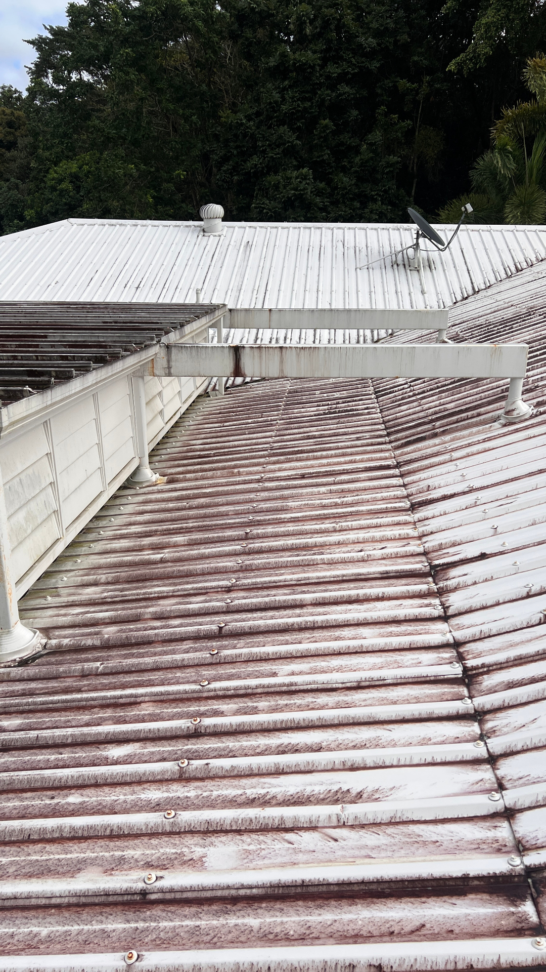Close view of stained corrugated roof before cleaning