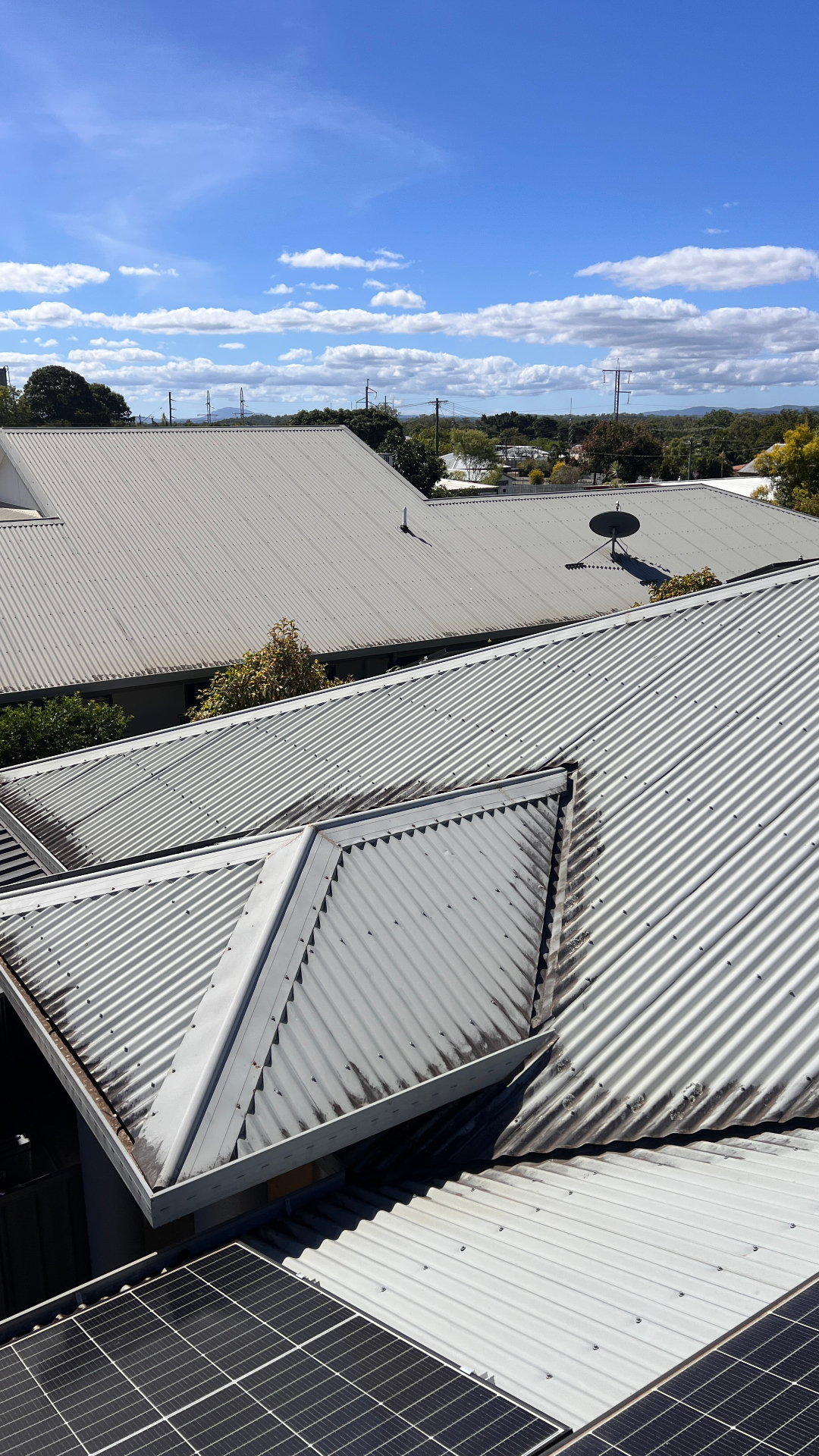 Corrugated roof showing grime buildup before cleaning